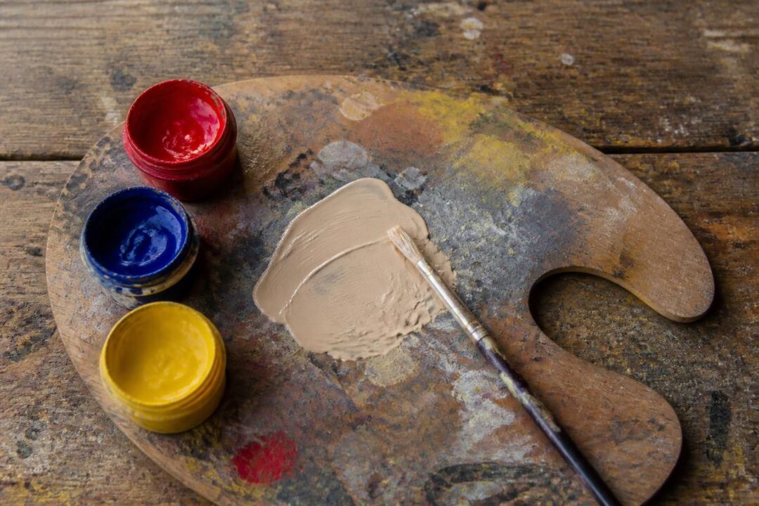 découvrez comment créer la couleur beige en mélangeant les couleurs primaires avec le bon dosage pour obtenir la teinte parfaite facilement.