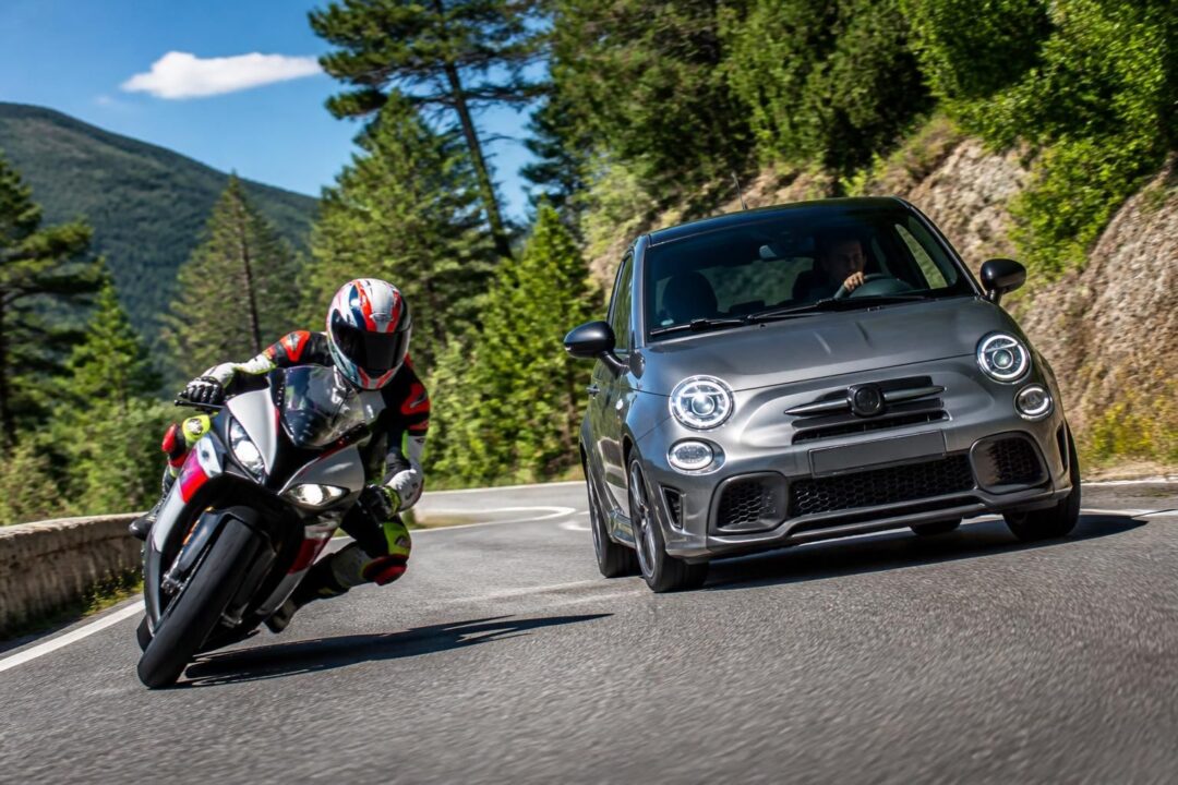 découvrez comment la force centrifuge influence la conduite en virage, que ce soit en voiture ou à moto, et apprenez les mécanismes pour mieux maîtriser vos trajectoires.