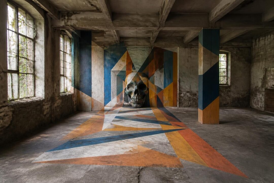 découvrez l'œuvre de georges rousse, maître de l'anamorphose, qui transforme l'espace in situ en véritables œuvres d'art visuelles et immersives.