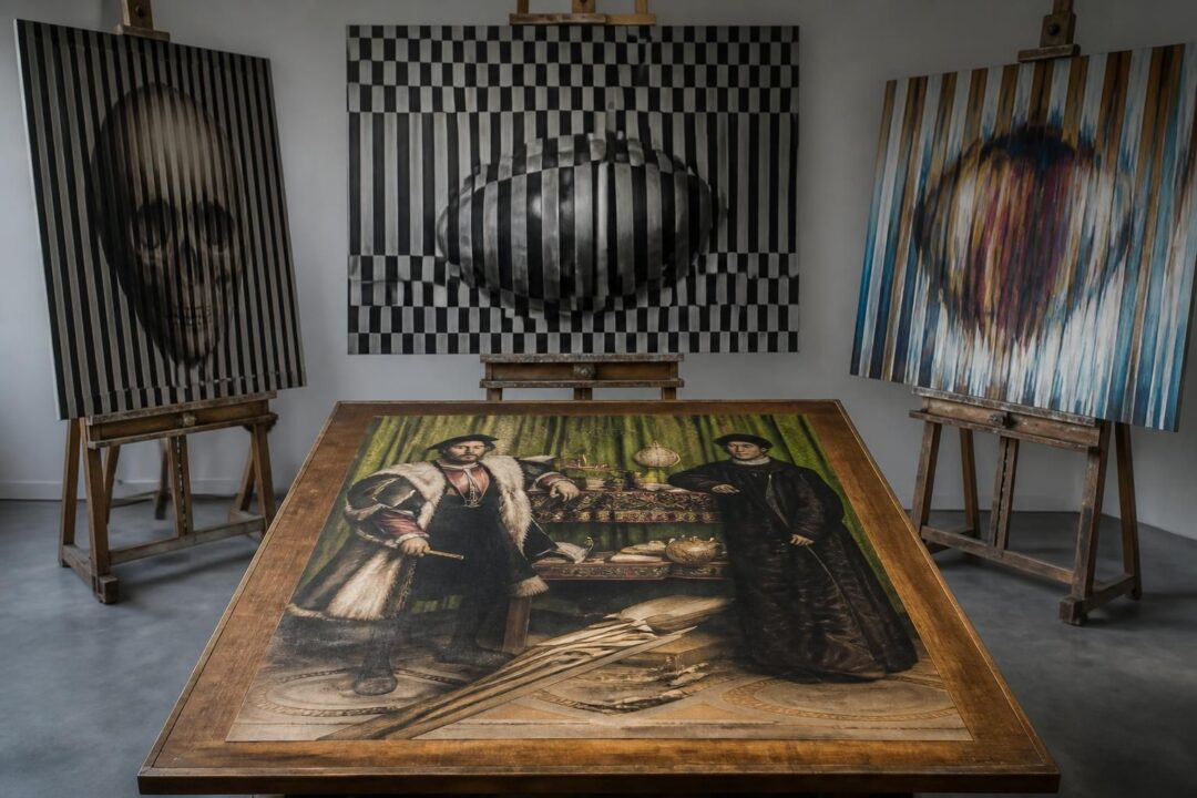 découvrez l'évolution de l'anamorphose en peinture, des célèbres ambassadeurs de holbein aux œuvres contemporaines, et explorez cet art visuel fascinant et surprenant.