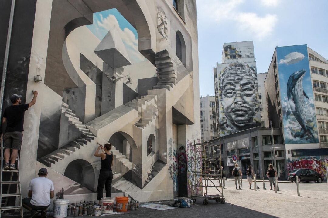 découvrez l'art fascinant de l'anamorphose, des œuvres emblématiques de m.c. escher aux créations éblouissantes des muralistes 3d contemporains.