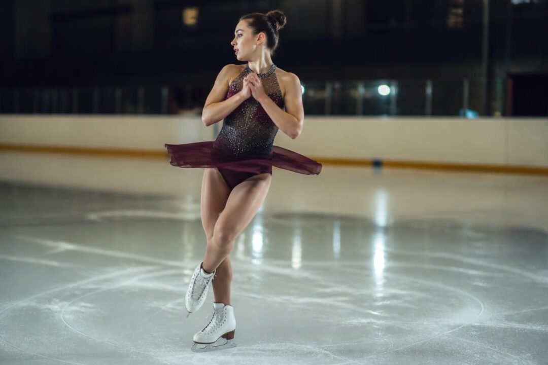 découvrez le principe de la conservation du moment cinétique à travers l'exemple fascinant de la patineuse artistique et comprenez comment la physique explique ce phénomène.